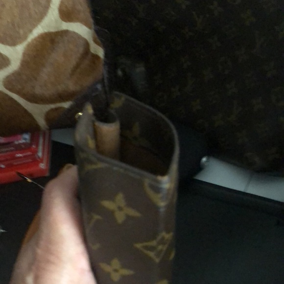 Louis Vuitton - Picture 8 of 9